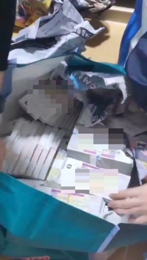 아파트 발코니에 신문지로 덮어 쓰레기로 위장한 수표 뭉치. 사진제공=국세청