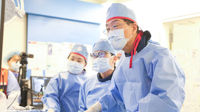 삼성서울병원 순환기내과 의료진이 음파를 이용해 관상동맥 내 석회화 병변을 제거하는 쇄석술을 시행 중이다. 사진은 기사 내용과 무관. 사진 제공=삼성서울병원