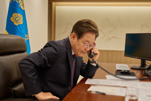 이재명 대통령이 10일 서울 용산 대통령실에서 시진핑 중국 국가주석과 전화 통화를 하고 있다. 사진 제공 = 대통령실