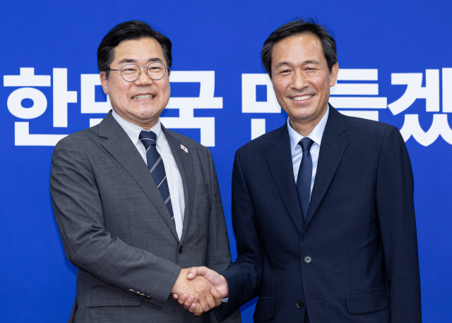 우상호 대통령실 정무수석(오른쪽)이 10일 오후 서울 여의도 국회에서 박찬대 더불어민주당 당대표 직무대행 겸 원내대표를 예방하고 있다. 뉴스1