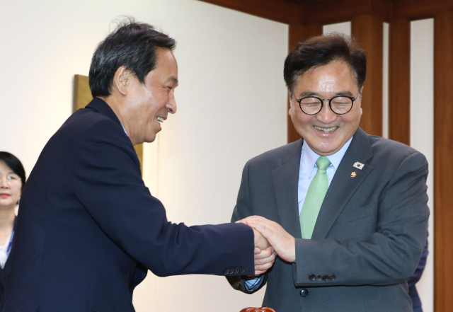 우원식 국회의장(오른쪽)이 10일 오후 서울 여의도 국회를 찾은 우상호 정무수석을 접견하고 있다. 뉴스1