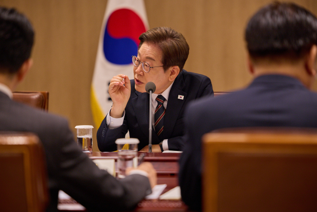 이재명 대통령이 9일 서울 용산 대통령실 청사에서 열린 비상경제점검 2차 태스크포스(TF)회의를 하고 있다. / 대통령실 제공.