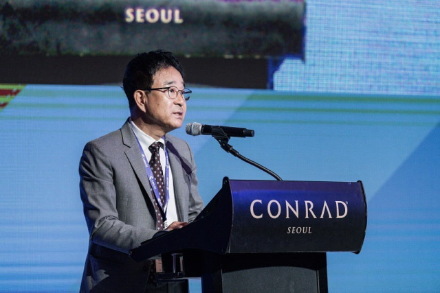 전근식 한국시멘트협회장이 10일 서울 콘래드호텔에서 열린 '셈텍 아시아(Cemtech Asia) 2025'에서 공식 환영사를 하고 있다. 사진제공=한국시멘트협회