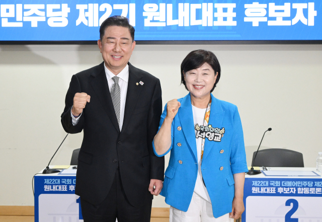 김병기(왼쪽)·서영교 더불어민주당 2기 원내대표 후보가 10일 서울 여의도 의원회관에서 열린 후보자 합동토론회에 참석해 토론에 앞서 파이팅을 외치며 기념 촬영을 하고 있다. 오승현 기자