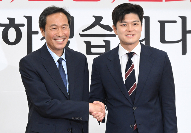 김용태(오른쪽) 국민의힘 비상대책위원장이 10일 국회에서 우상호 정무수석을 접견하고 있다. 우 수석은 이날 국회를 방문해 우원식 국회의장과 박찬대 더불어민주당 대표 직무대행 겸 원내대표, 김 위원장을 차례로 예방했다. 오승현 기자