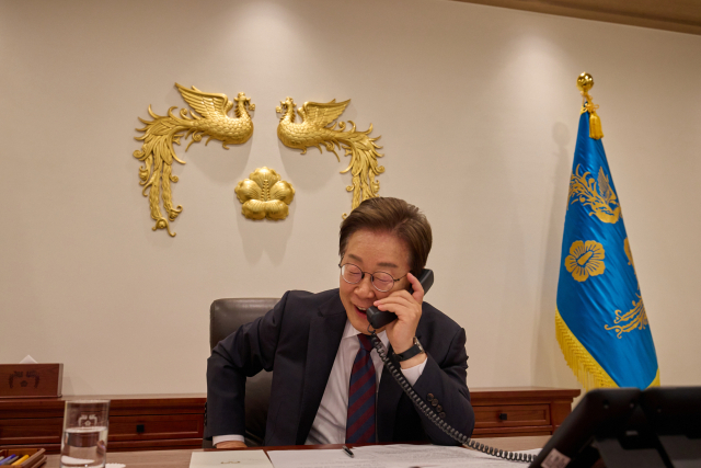 이재명 대통령이 10일 서울 용산 대통령실에서 시진핑 중국 국가주석과 전화 통화를 하고 있다. 사진 제공 = 대통령실