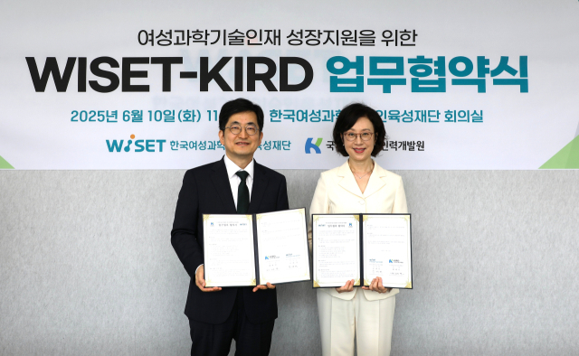 국가과학기술인력개발원(KIRD) 배태민(왼쪽) 원장과 한국여성과학기술인육성재단(WISET) 문애리(오른쪽) 이사장이 업무협약을 체결하고 기념촬영을 하고 있다. 사진제공=KIRD
