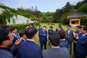 李 대통령 "아이, 그런 게 뭐가 필요하나"…'이재명 시계'  못 볼 지도?