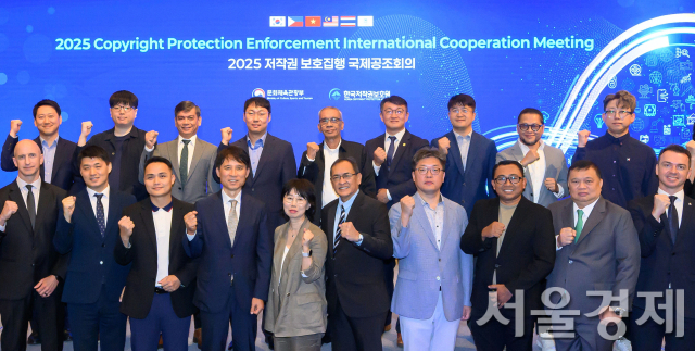 10일 ‘2025 저작권 보호 집행 국제공조회의’에 참여한 문체부와 한국저작권보호원, 필리핀, 베트남, 말레이시아, 태국 등 4개국 수사기관, 국내외 콘테츠업체 관계자 등이 함께 기념촬영을 하고 있다. 사진 제공=문체부