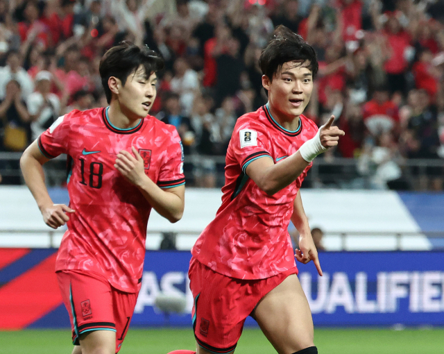 오현규(오른쪽)가 10일 서울월드컵경기장에서 열린 2026 북중미 월드컵 아시아 3차 예선 쿠웨이트의 경기에서 팀의 세 번째 골을 넣고 세레머니를 하고 있다. 연합뉴스