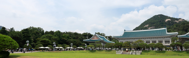 8일 서울 종로구 청와대를 찾은 관람객들이 본관을 관람하기 위해 줄을 서고 있다. 연합뉴스
