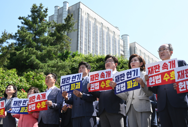 김용태 비상대책위원장과 권성동 원내대표를 비롯한 국민의힘 의원들이 11일 서울 서초구 서울고등법원 앞에서 헌법 파괴 저지를 위한 의원총회를 열고 법원의 이재명 대통령 재판 속개를 촉구하고 있다. 오승현 기자 2025.06.11