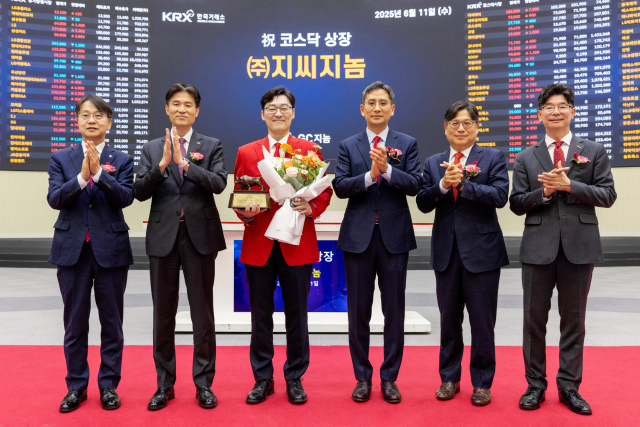 기창석 GC지놈 대표(가운데)가 11일 여의도 한국거래소에서 열린 상장식에서 (왼쪽부터) 김대영 한국IR협의회 부회장, 민경욱 한국거래소 코스닥시장 본부장, 허용준 녹십자홀딩스 대표, 이충훈 삼성증권 부사장, 김준만 코스닥협회 전무와 사진 촬영을 하고 있다. 사진제공=GC지놈