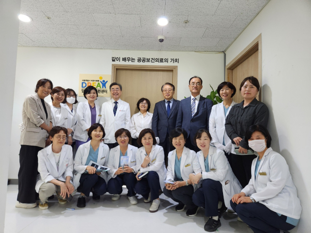 남민 어린이병원장(뒷줄 왼쪽에서 다섯 번째)과 관계자들이 개소식에서 기념 촬영을 하고 있다. 사진제공=서울시