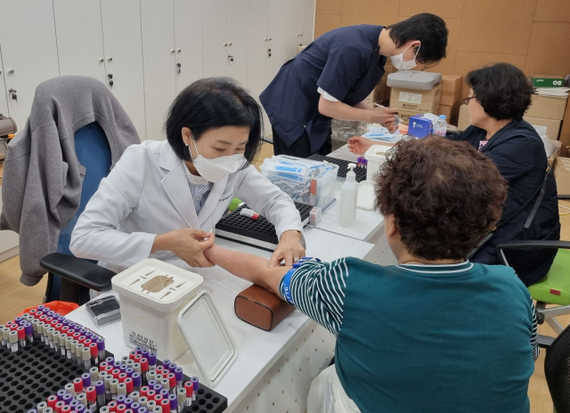 지난 5월 결핵검진을 받은 어르신일자리 참여자들의 모습. 중랑구 제공