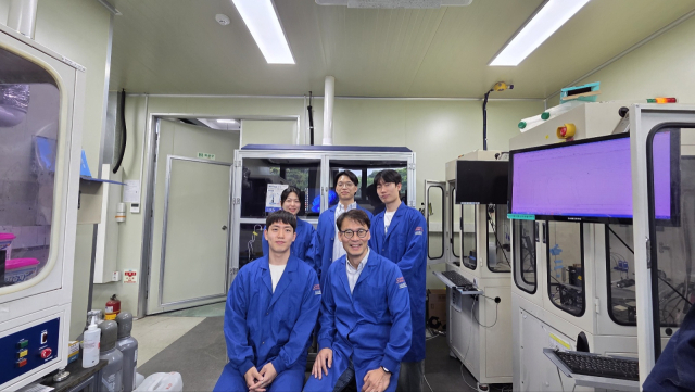 KAIST 생명화학공학과 김희탁 교수 연구팀. 앞줄 왼쪽부터 박지수 박사과정, 김희탁 교수. 뒷줄 왼쪽부터 석경화 박사과정, 두기수 박사, 오은택 박사과정. 사진제공=KAIST