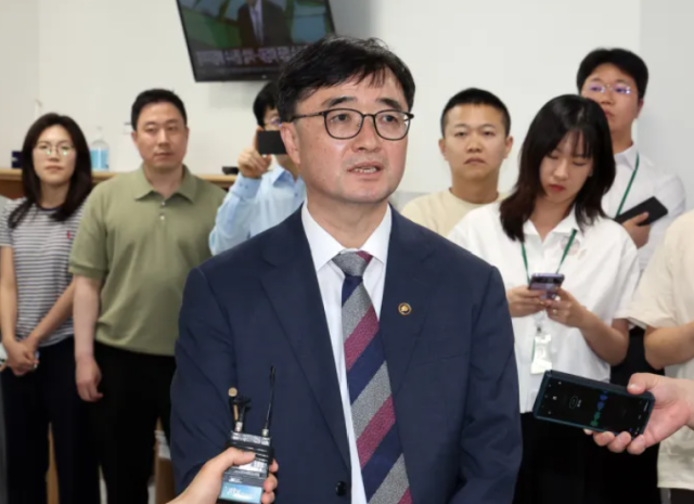 임기근 신임 기획재정부 2차관이 11일 정부세종청사 기획재정부 기자실을 찾아 출입 기자들과 얘기를 나누고 있다. 연합뉴스