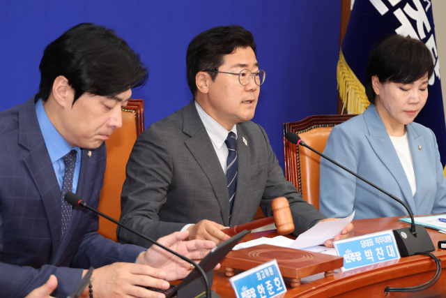 박찬대 더불어민주당 당대표 직무대행 겸 원내대표가 11일 서울 여의도 국회에서 최고위원회의를 주재하며 의사봉을 두드리고 있다. 연합뉴스