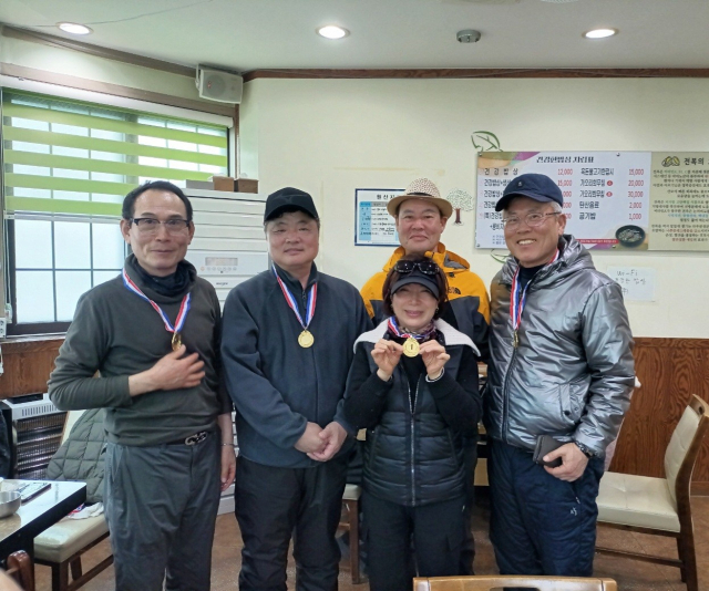 신세계파크골프연맹 회원들이 친선경기 후 기념 촬영을 하고 있다. 신세계파크골프연맹 제공
