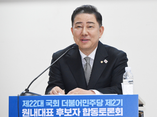김병기 더불어민주당 2기 원내대표 후보가 10일 서울 여의도 의원회관에서 열린 더불어민주당 2기 원내대표 후보자 합동토론회에서 기조연설을 하고 있다. 오승현 기자