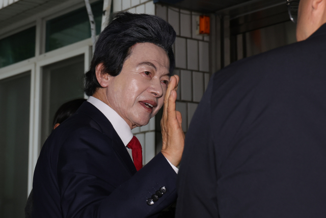 16일 오후 경기도 의정부시 가능동 의정부지방법원에서 사기와 정치자금법 위반, 준강제추행 등의 혐의를 받는 허경영 국가혁명당 명예대표가 구속 전 피의자심문에 앞서 취재진 질문에 답변하고 있다. 연합뉴스