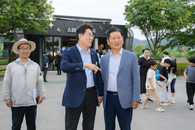 이재명 정부 출범 이후 집권 여당인 더불어민주당을 이끌 차기 당 대표 후보 출마가 유력한 정청래(오른쪽) 국회의원이 지난 6일 순천만국가정원을 깜짝 방문, 노관규 순천시장과 손을 꼭 잡고 담소를 나누고 있다. 사진 제공=순천시