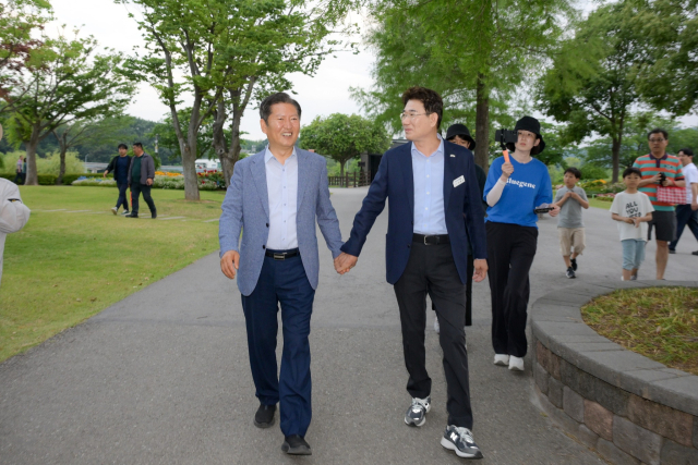 손을 꼭 잡은 정청래(왼쪽) 국회의원과 노관규 순천시장. 사진 제공=순천시