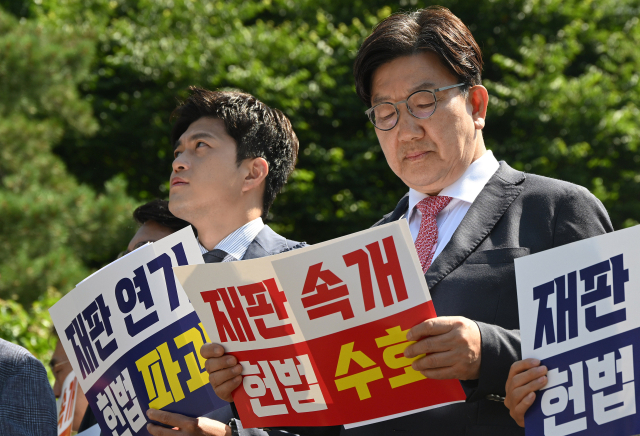 김용태 국민의힘 비상대책위원장과 권성동 원내대표가 11일 서울 서초구 서울고등법원 앞에서 열린 헌법 파괴 저지를 위한 의원총회에 참석해 각자 다른 곳을 바라보고 있다. 오승현 기자