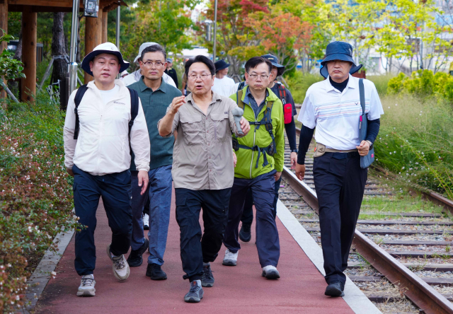 강기정 광주광역시장이 지난해 9월 28일 도시철도 2호선 1단계 구간 친환경 녹색도로 조성을 위해 광주 서구 한국은행4거리-동구 옛 남광주역 푸른길 기차도서관 구간에 대한 현장답사를 하고 있다. 사진 제공=광주광역시