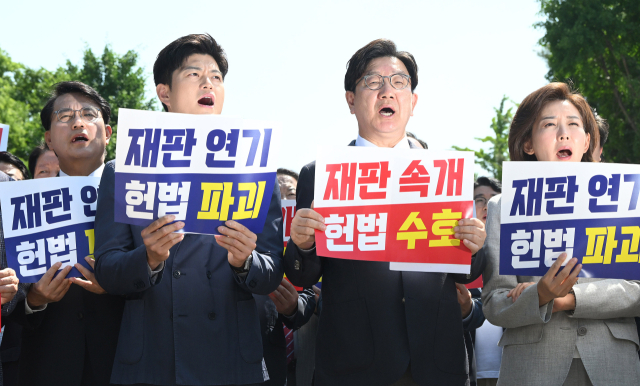 김용태 비상대책위원장과 권성동 원내대표를 비롯한 국민의힘 의원들이 11일 서울 서초구 서울고등법원 앞에서 헌법 파괴 저지를 위한 의원총회를 열고 법원의 이재명 대통령 재판 속개를 촉구하고 있다. 오승현 기자