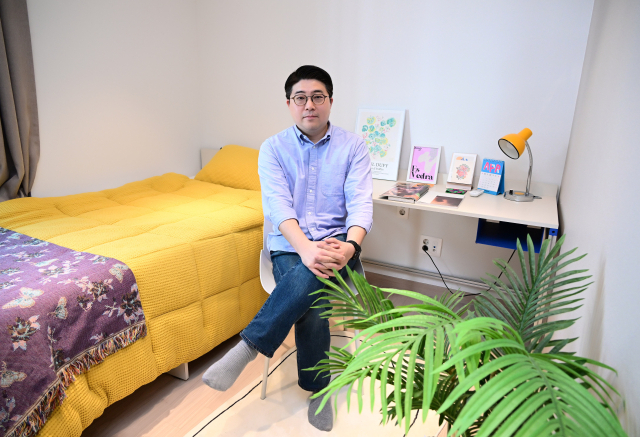 11일 조강태 MGRV 대표가 서울 마포구 노고산동 ‘맹그로브 신촌점’ 원룸을 소개하고 있다. 권욱 기자