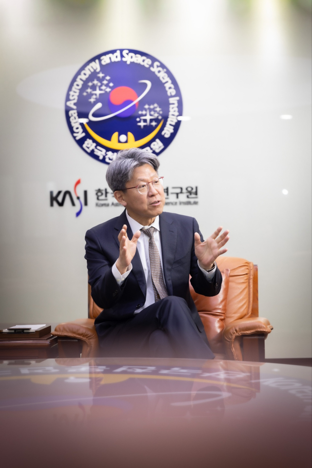 박장현 한국천문연구원장이 대전 본원에서 인터뷰를 하고 있다. 사진 제공=천문연