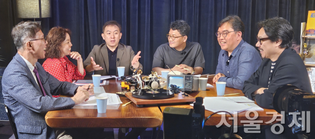 라운드테이블 ‘예술잡多(다): AI와 예술을 말하다’ 2부가 진행 중이다. 왼쪽부터 이대희 고려대 법학전문대학원 교수, 민세희 Data/AI 아티스트-홍익대 AI실감미디어콘텐츠학과 외래교수, 안영수 랑 대표, 박병성 공연 칼럼니스트, 정창호 한국문화예술위원회 공연예술팀장, 이진준 미디어아티스트-카이스트 문화기술대학원 교수 겸 아트앤테크놀로지 센터장. 사진 제공=아르코
