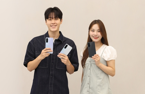 삼성전자 모델들이 갤럭시 A36 5G를 소개하고 있다. 사진제공=삼성전자