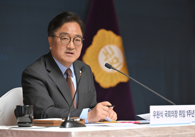 우원식 국회의장이 11일 국회 사랑재에서 취임 1주년 기자 간담회를 하고 있다. 오승현 기자