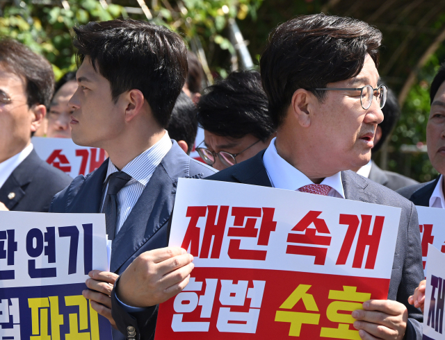 김용태 국민의힘 비상대책위원장과 권성동 원내대표가 11일 서울 서초구 서울고등법원 앞에서 열린 헌법 파괴 저지를 위한 의원총회에 참석해 각자 다른 곳을 바라보고 있다. 오승현 기자