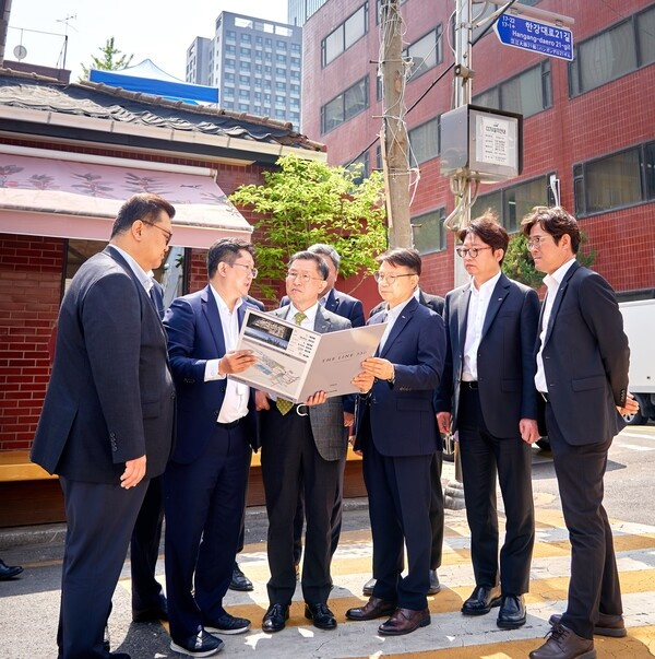 정경구(가운데) HDC현대산업개발 대표이사가 5월 용산 정비창 전면 1구역을 찾아 현장을 둘러보고 있다. 사진 제공=HDC현대산업개발
