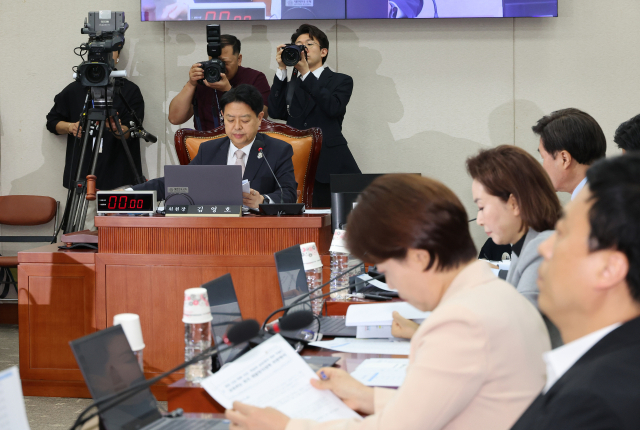 11일 서울 여의도 국회에서 열린 교육위원회 전체회의에서 교육부를 상대로 보수 성향 단체 '리박스쿨'의 댓글 여론조작 의혹 관련 긴급 현안질의가 진행되고 있다. 연합뉴스