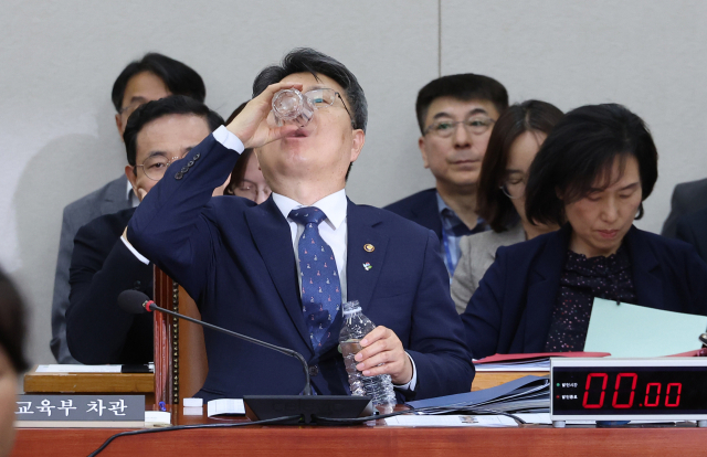 오석환 교육부 차관이 11일 서울 여의도 국회에서 열린 교육위원회 전체회의에서 물을 마시고 있다. 연합뉴스