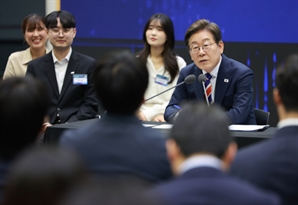 “형이라 생각하고 편하게 해요”…李, 거래소 직원들과 질의응답