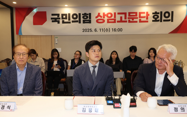 김용태(가운데) 국민의힘 비상대책위원장이 11일 서울 여의도 한 식당에서 열린 당 상임고문단과의 회의에 참석해 있다. 연합뉴스