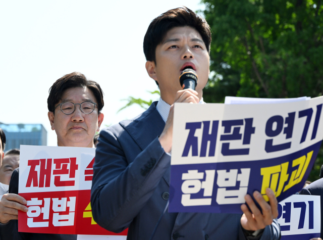 권성동 국민의힘 원내대표가 11일 서울 서초구 서울고등법원 앞에서 열린 헌법 파괴 저지를 위한 의원총회에 참석해 김용태 비상대책위원장의 발언을 듣고 있다. 오승현 기자