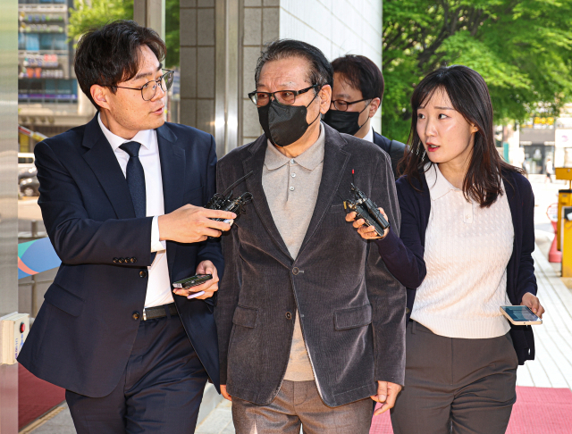'건진법사' 전성배 씨가 지난 달 12일 서울 양천구 서울남부지법에서 열린 1심 두 번째 공판에 출석하고 있다. 연합뉴스