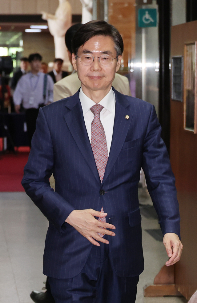 조경태 국민의힘 의원이 9일 서울 여의도 국회에서 열린 4선 이상 의원 회의에 참석하고 있다. 연합뉴스