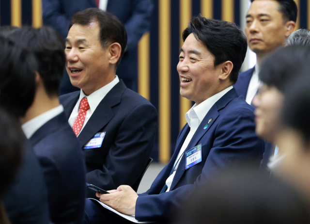 강훈식(오른쪽) 대통령 비서실장과 정은보 한국거래소 이사장이 11일 서울 영등포구 한국거래소에서 이재명 대통령 주재로 열린 주식시장 불공정거래 근절을 위한 현장 간담회에 참석해 이 대통령의 발언을 듣고 있다. 연합뉴스