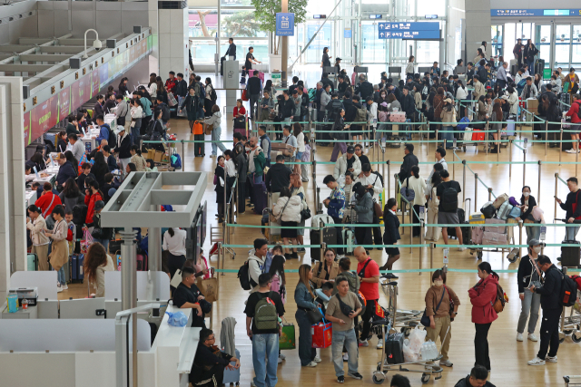 인천국제공항 제1여객터미널 출국장이 여행객들로 붐비고 있다. 연합뉴스.