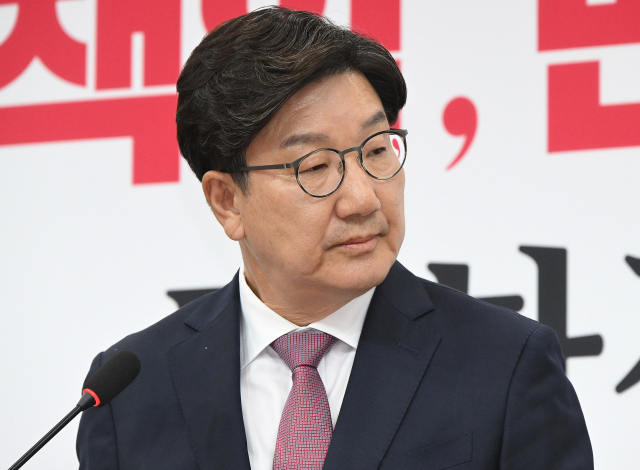 권성동 국민의힘 원내대표가 12일 국회에서 퇴임 기자회견을 하며 굳은 표정으로 취재진의 질의를 듣고 있다. 오승현 기자 2025.06.12