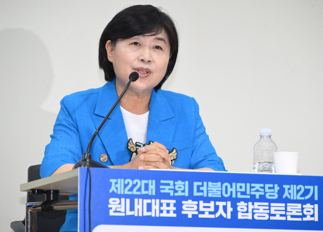 서영교 더불어민주당 2기 원내대표 후보가 10일 서울 여의도 의원회관에서 열린 더불어민주당 2기 원내대표 후보자 합동토론회에서 기조연설을 하고 있다. 오승현 기자