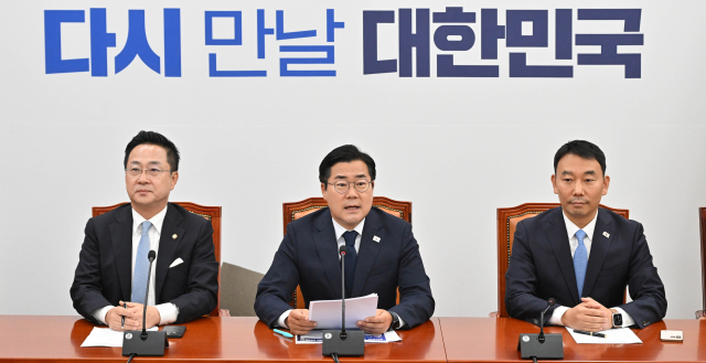박찬대 더불어민주당 대표 직무대행 겸 원내대표가 12일 국회에서 원내대표 고별 기자감담회를 열고 지난 소회를 밝히고 있다. 박 원내대표에 이은 2기 민주당 원내대표는 13일 선출된다. 오승현 기자