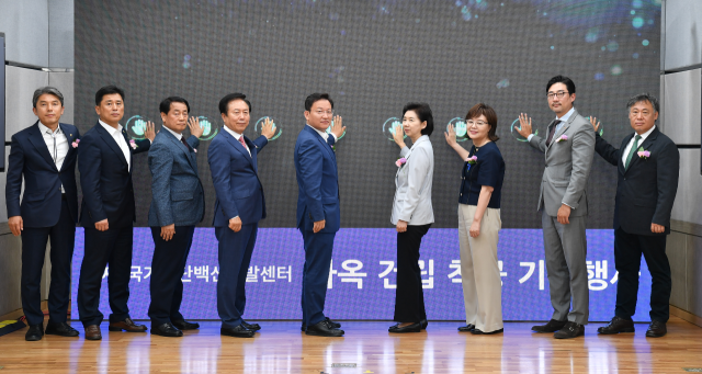 양금희(오른쪽 세번째) 경북도 경제부지사 등이 12일 국가첨단백신개발센터 착공 포퍼먼스를 하고 있다. 사진제공=경북도